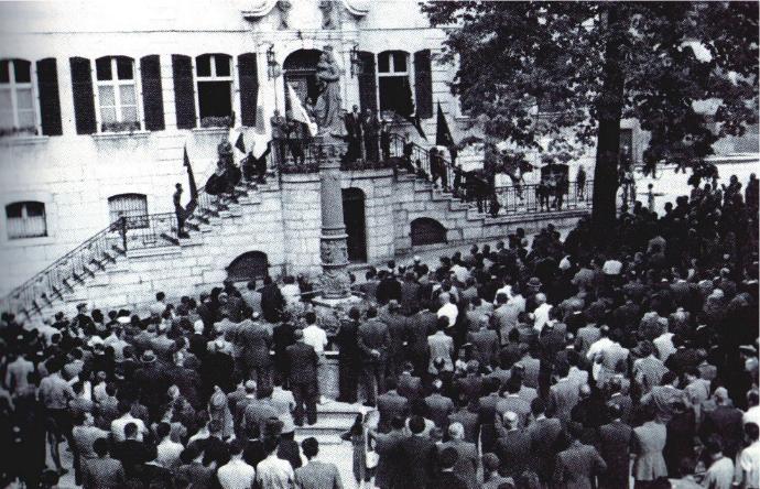1947, devant l'H&ocirc;tel de Ville de Del&eacute;mont
