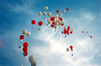 Le l&acirc;cher de ballons organis&eacute; par l'AFDJ pour le 50e anniversaire de la FPJ en 1997